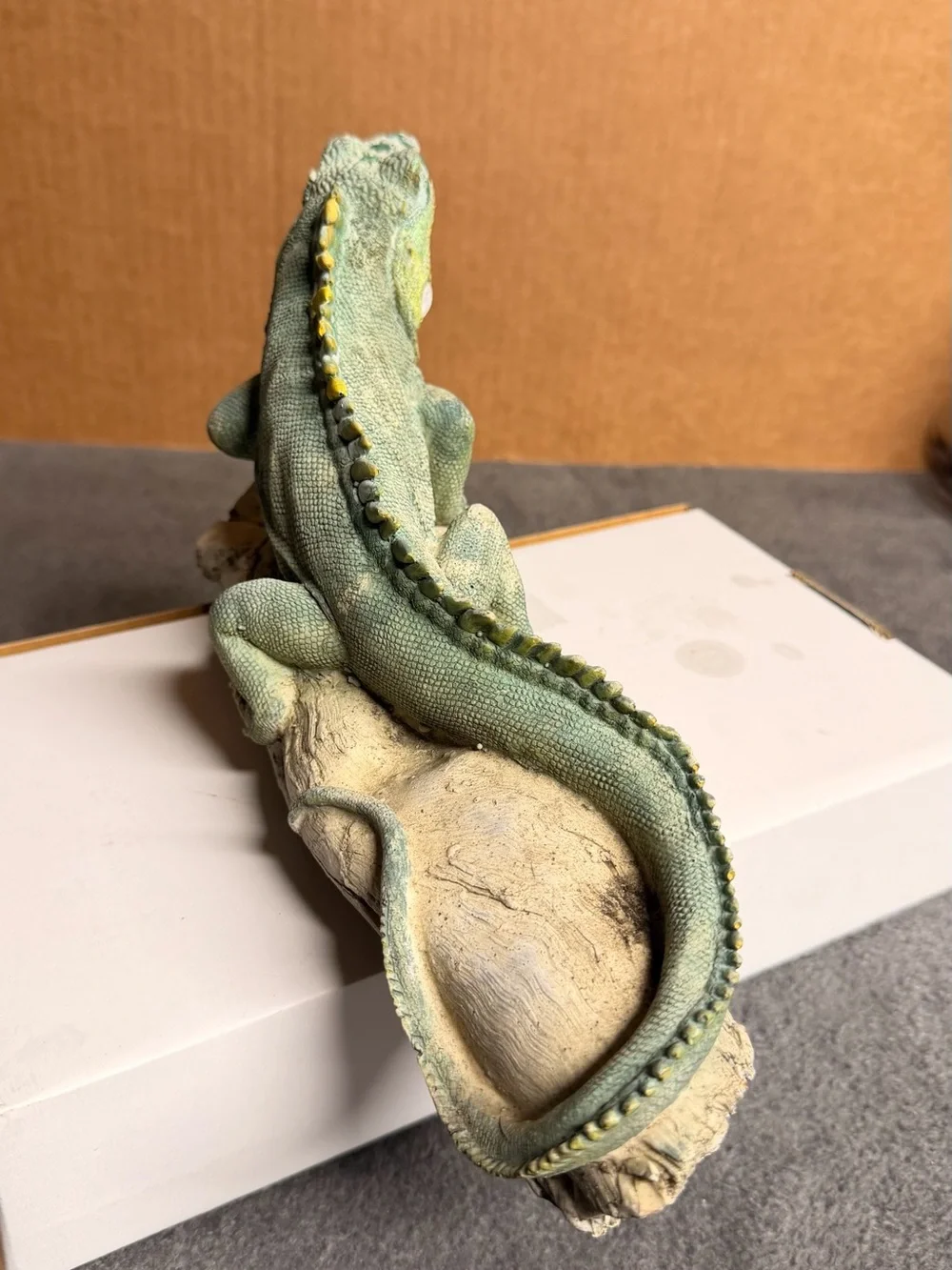 Lifelike United Designs Animal Classics Green Iguana Resin Statue